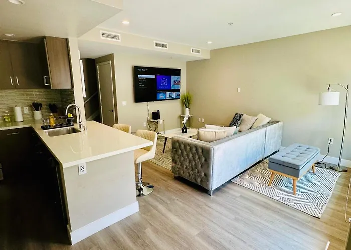 Hollywood Townhome, Resort Amenities, 2 Free Parking Spaces!