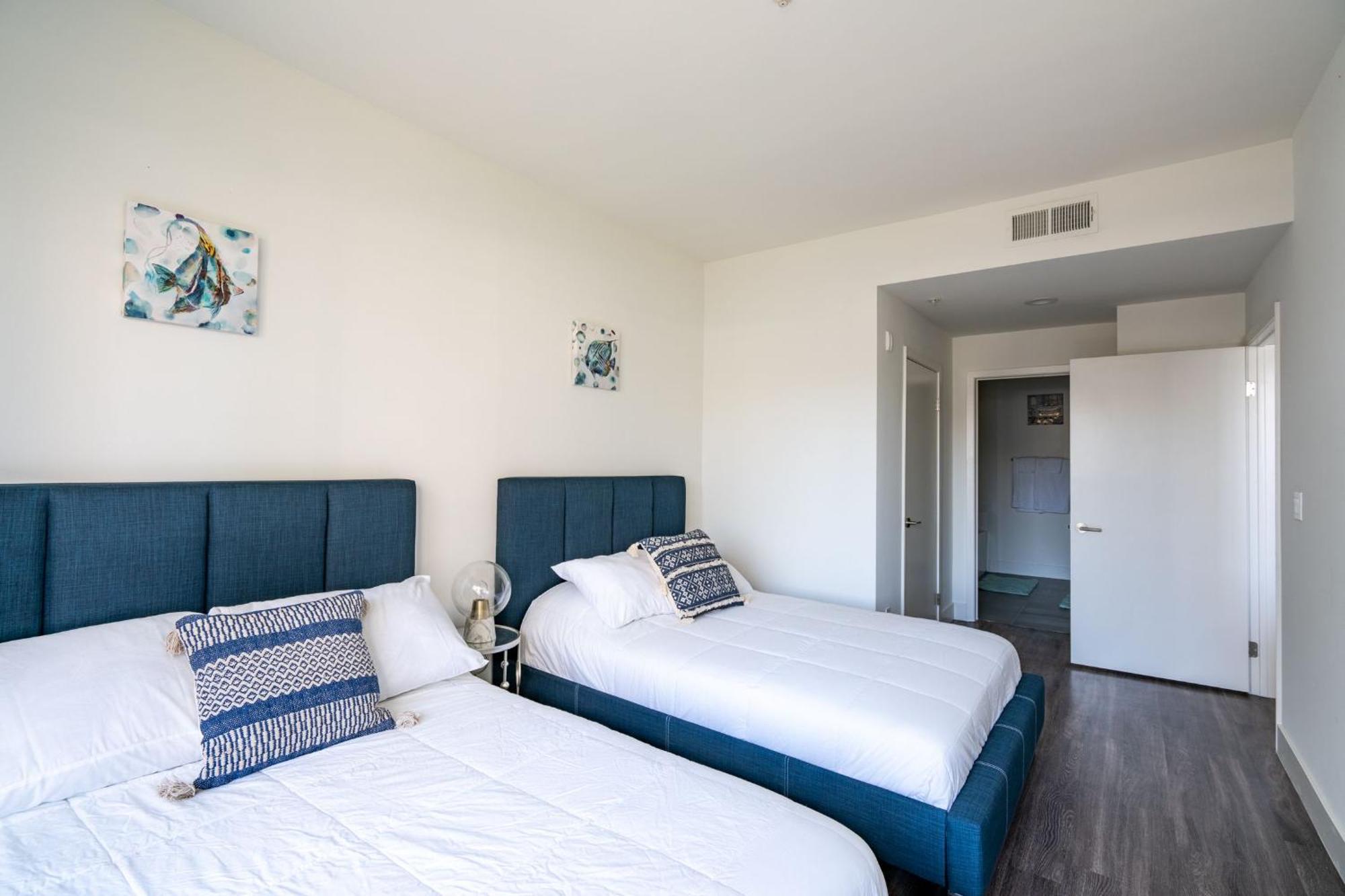 Apartment Hollywood Townhome, Amenities, 2 Free Parking Spaces! *