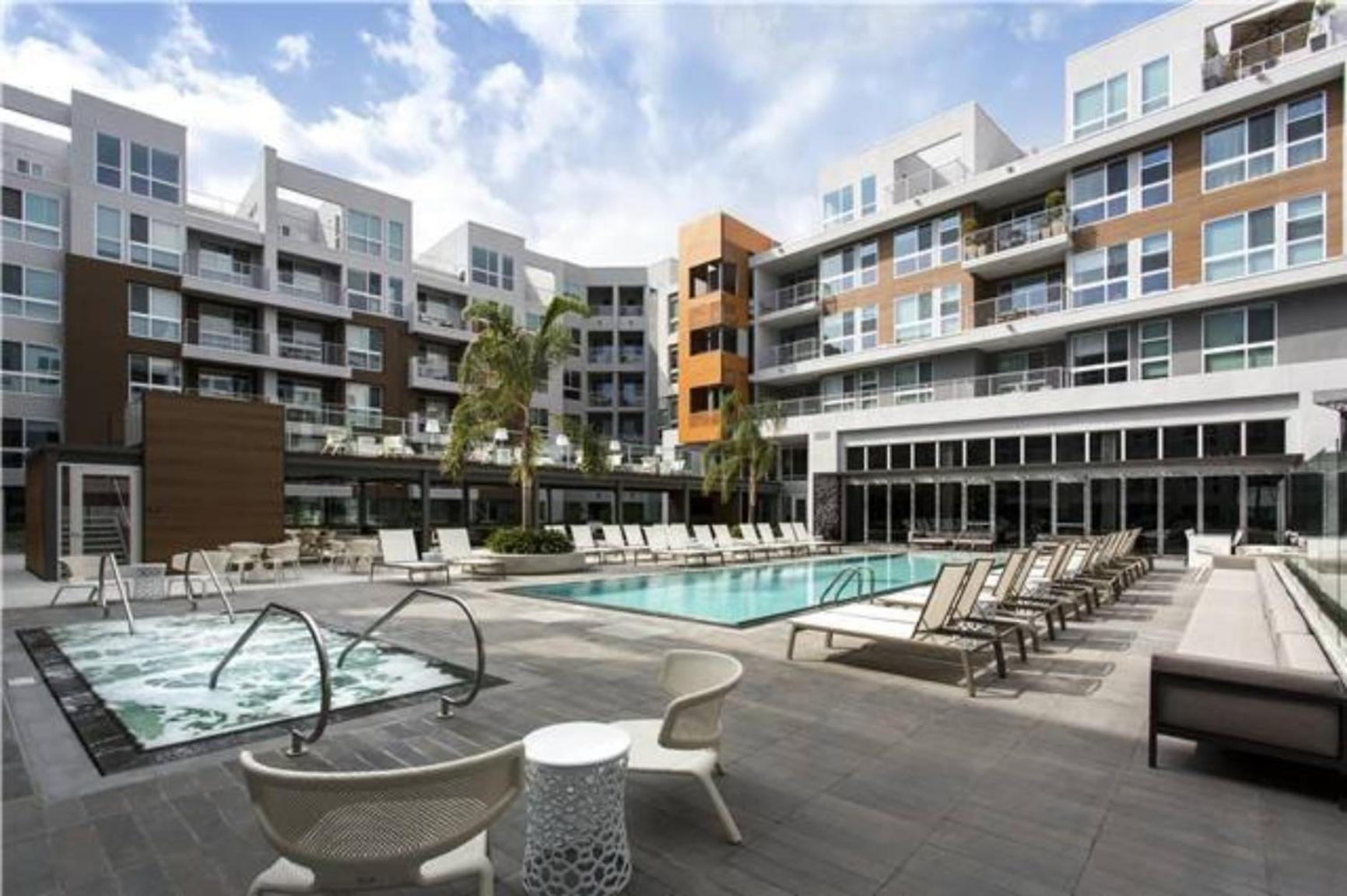 Hollywood Townhome, Amenities, 2 Free Parking Spaces! *