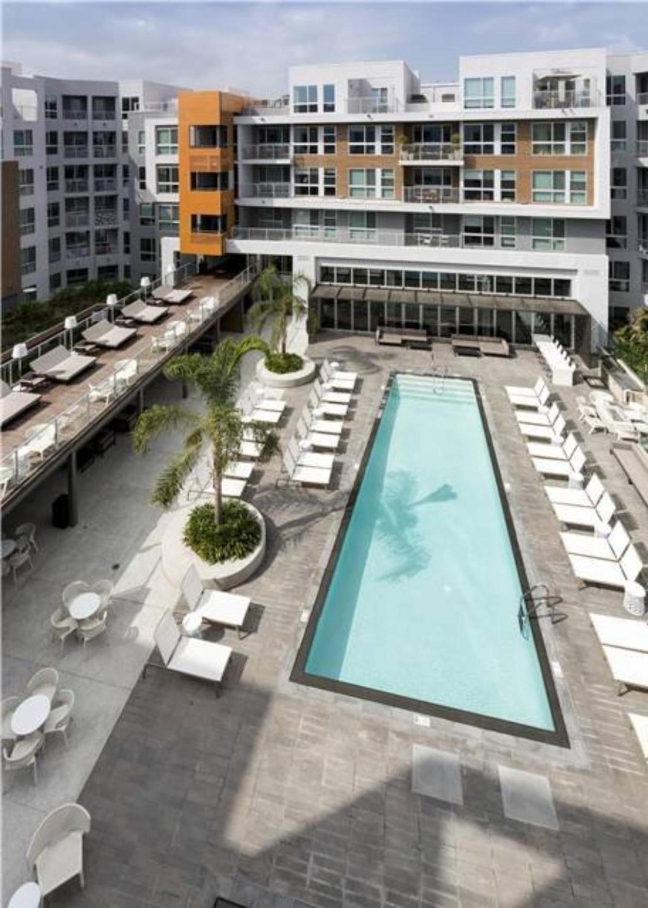 Hollywood Townhome, Amenities, 2 Free Parking Spaces! Apartment