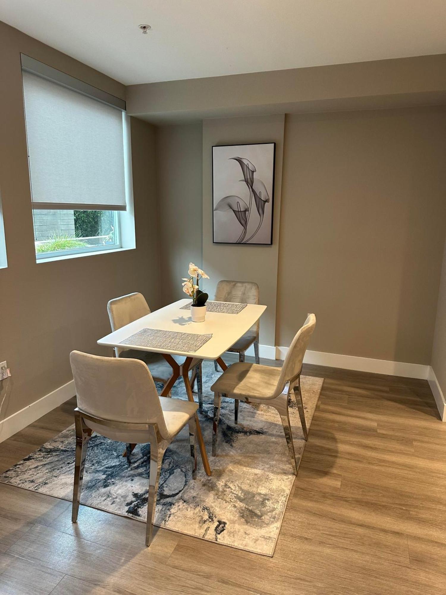 Apartment Hollywood Townhome, Amenities, 2 Free Parking Spaces!